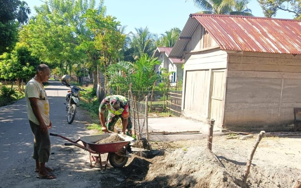 Percepat Pembangunan Rumah Warga Binaan, Babinsa Koramil 04/Mrb Spontanitas Ikut Bantu Angkat Material