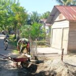 Percepat Pembangunan Rumah Warga Binaan, Babinsa Koramil 04/Mrb Spontanitas Ikut Bantu Angkat Material