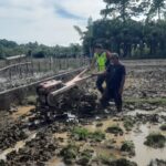 Dukung Kesejahteraan Petani, Sertu Iwan Palentino Bantu Membajak Sawah