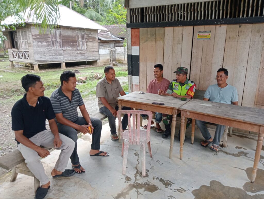 Babinsa Koramil 10/Woyla Barat Kodim 0105 Aceh Barat Serda Kurniadi Sambangi Warga Binaan di Desa Binaan