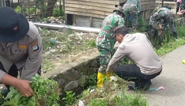 Jelang Musim Hujan, Sejumlah Personel Koramil Pengaron, Polsek Dan Warga Bersihkan Lingkungan Desa Cegah Banjir Dan Wabah Penyakit 