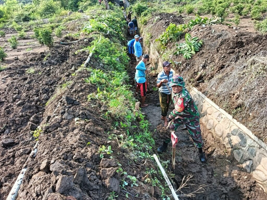 Lancarkan Saluran Irigasi,Babinsa Bersama Poktan Bersihkan Saluran Irigasi