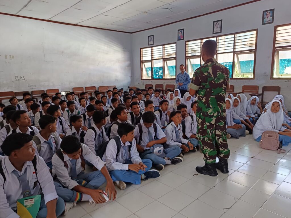 Danramil 01/Dompu Masuk Sekolah, Berikan Binwasbang