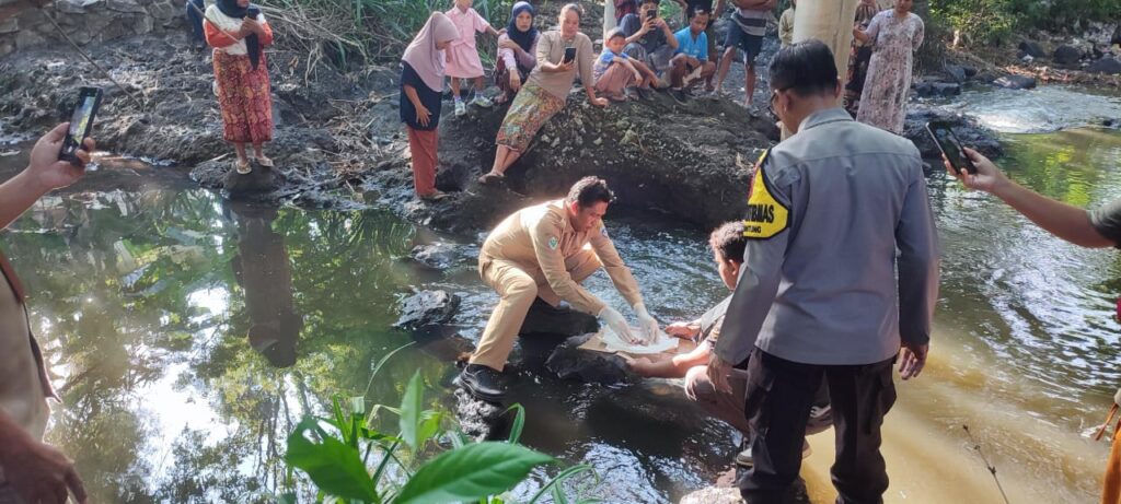 Polres Loteng Olah TKP Penemuan Mayat Bayi di Saluran Sungai di Kecamatan Praya Tengah.