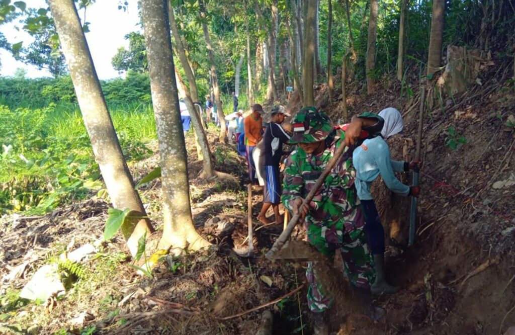 Bersama Warga Babinsa Desa Kebunduren Gotong Royong Bangun Saluran Irigasi