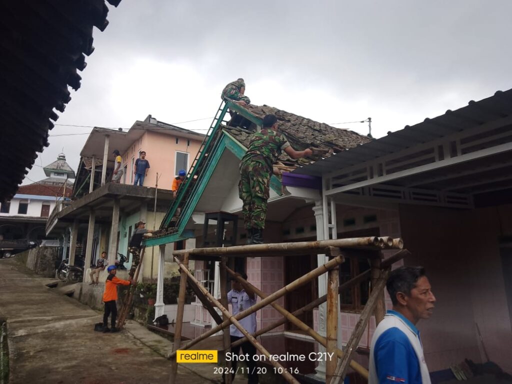 Koramil Kepil dan Warga Bahu-Membahu Perbaiki Rumah Rusak Akibat Puting Beliung di Wonosobo