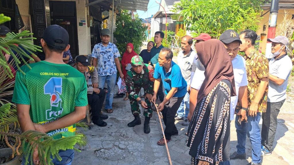 Demi kelancaran, Babinsa Dan Bhabinkamtibmas Dampingi Pengukuran Tanah