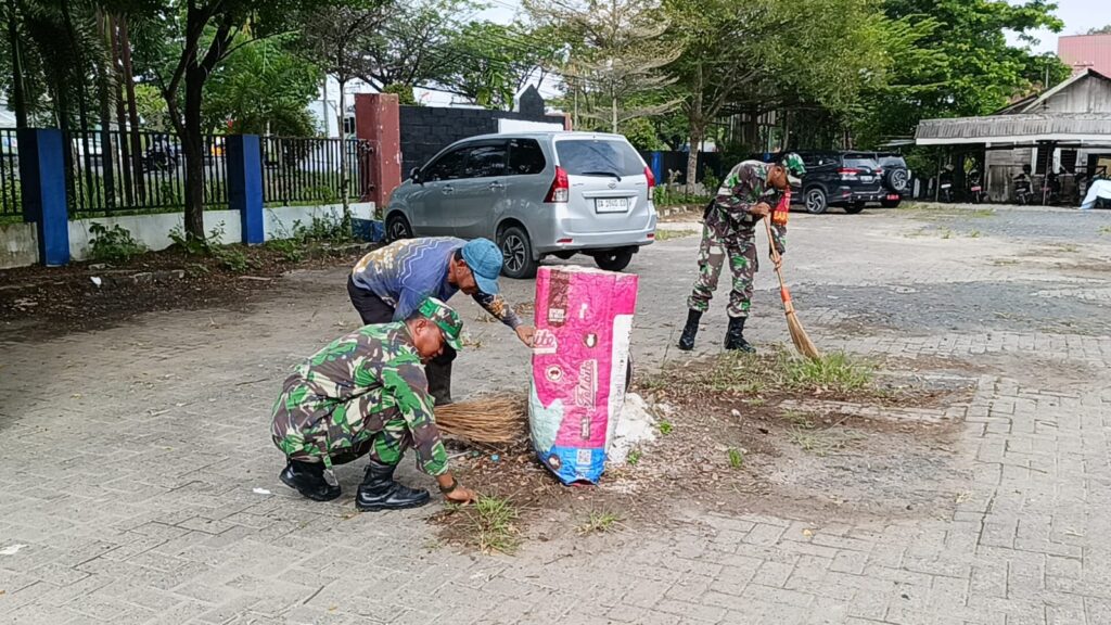 Personil Babinsa Koramil Gambut Bersihkan Sarana Layanan Publik Kantor Kelurahan