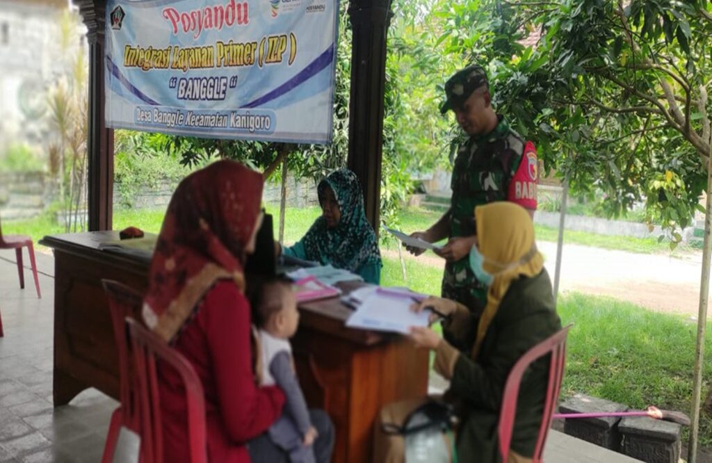 Dampingi Posyandu, Wujud Kepedulian Babinsa Kanigoro Terhadap Kesehatan Balita Di Wilayah