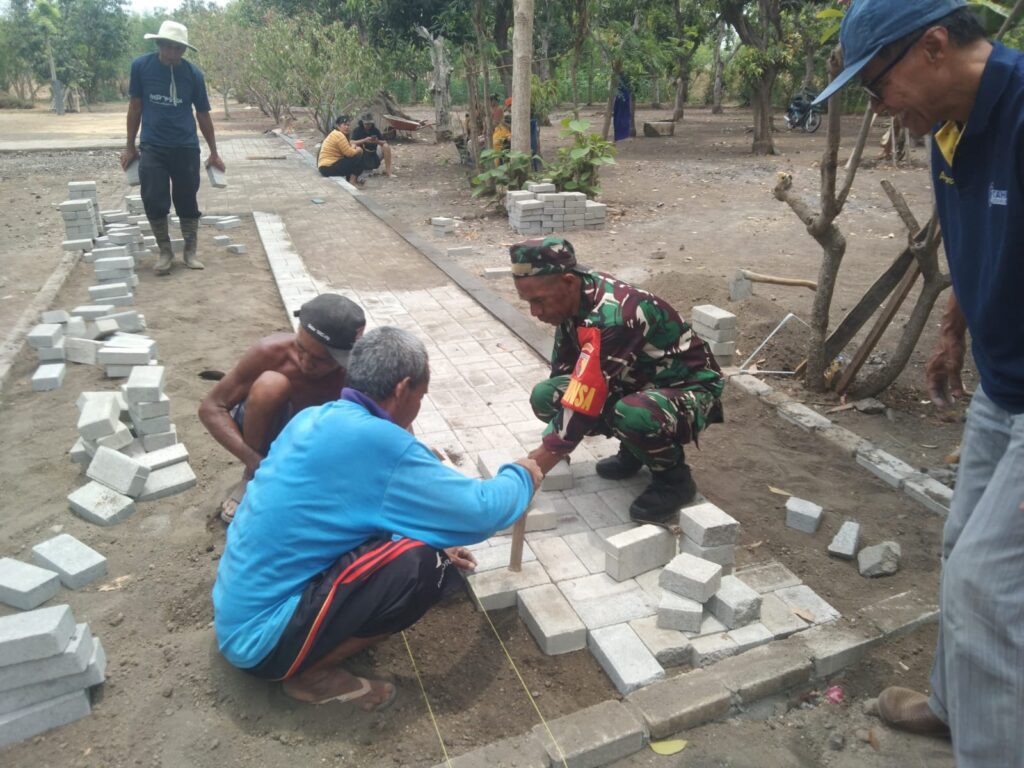 Toleransi Beragama, Babinsa Bersama Warga Gotong Royong Perbaiki Jalan ke Tempat Ibadah