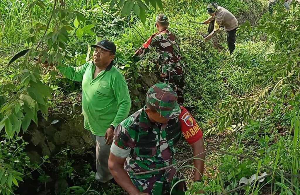 Minggu Bersih, Babinsa Desa Wonodadi Bersama Warga Kerja Bakti Bersihkan Parit Jalan Desa 