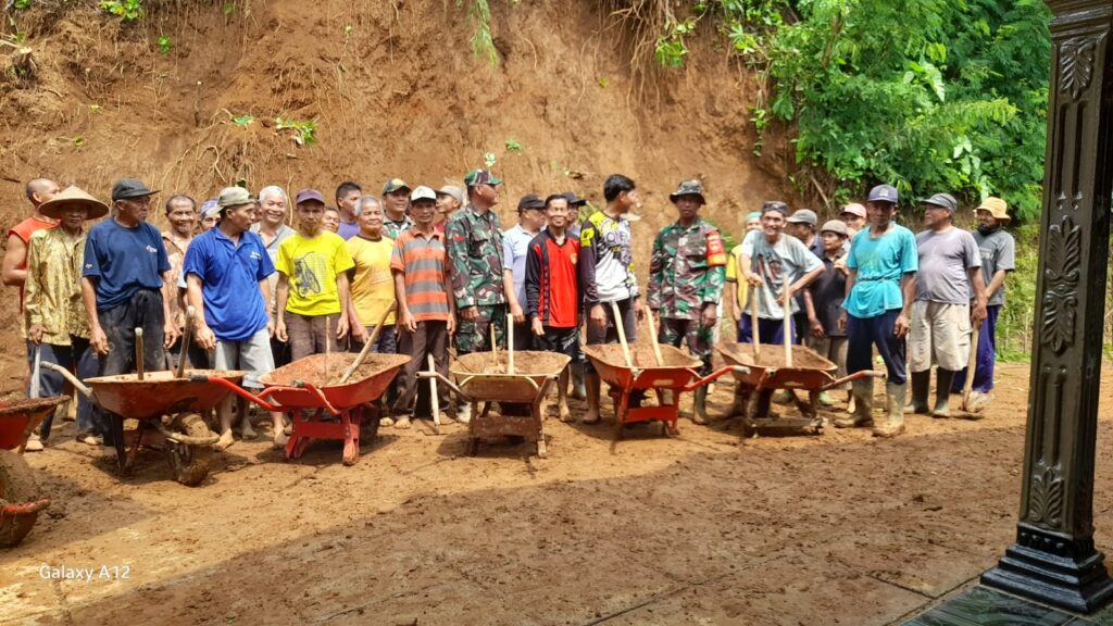 Koramil 11/Kaliwiro Bersama Polsek, BPBD, dan Masyarakat Laksanakan Karya Bakti Penanganan Longsor di Dusun Setana Kaliguwo dan Jambon Lamuk Kaliwiro