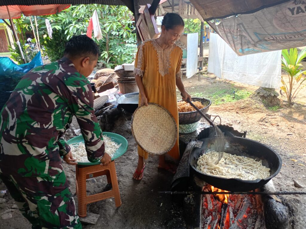 Babinsa Kasarangan Berikan Motivasi pada UMKM Kripik Singkong di Labuan Amas Utara