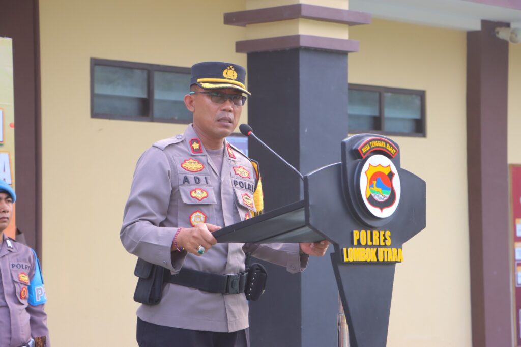 Kapolres Diwakili Wakapolres Berikan Penghargaan Kepada 5 Personelnya