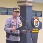 Kapolres Diwakili Wakapolres Berikan Penghargaan Kepada 5 Personelnya