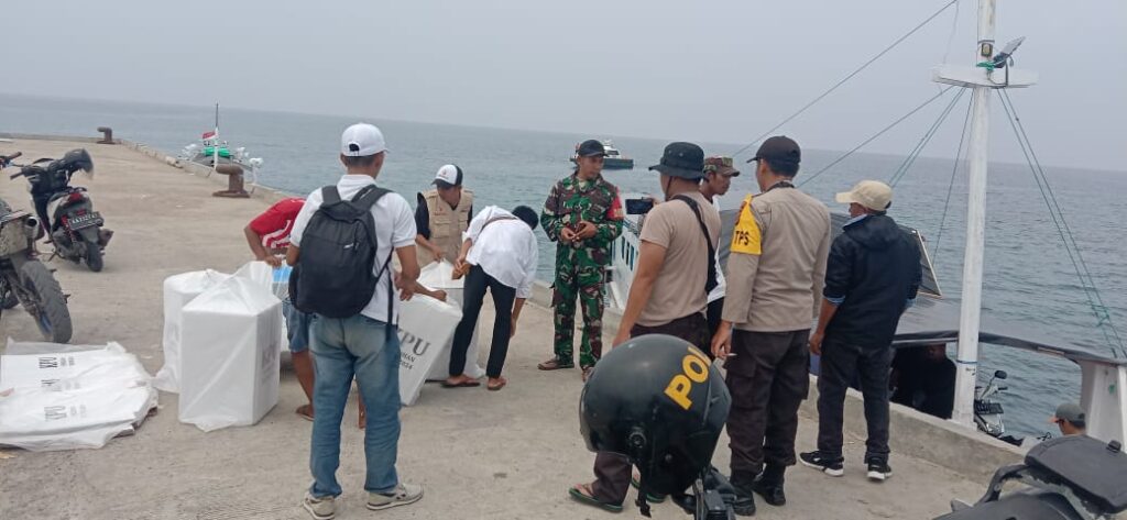 Ditpolair Polda NTB Kawal Distribusi Logistik Pilkada ke Pulau Moyo, Sumbawa