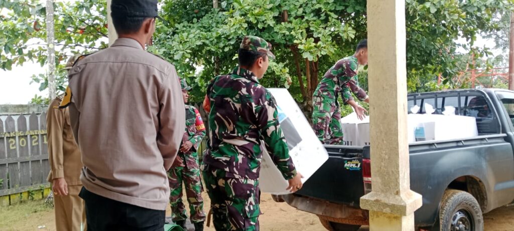 Babinsa Koramil 1015-08/Mentaya Hulu Berperan Aktif Dalam Penyaluran Logistik Pilkada Di Wilayah.