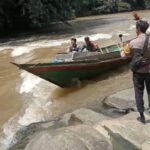 Sungai Menjadi Jalan Alternatif ,Babinsa Kodim 1015/Sampit Kawal Pendistribusian Logistik Pilkada Ta 2024 