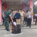 Komandan Kodim 1015/Sampit Dampingi Kepala Seksi Teritorial Korem 102/Pjg Hadiri Pemusnahan Surat Suara Rusak