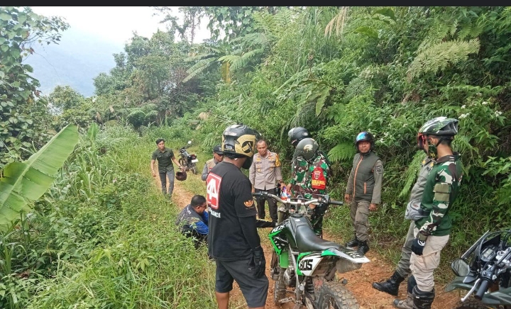 Perjuangan Babinsa Bersama Bhabinkamtibmas Kawal Distriibusi Logistik Pilkada Kabupaten Banjar Menuju Wilayah Desa Terpencil 