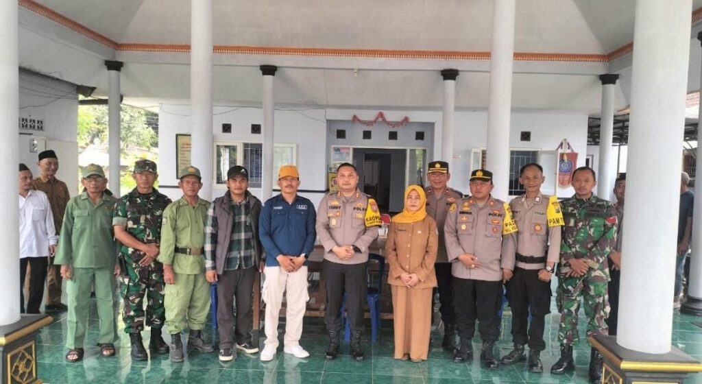 Jelang Pilkada Serentak, Danramil 0819/Kejayan Dampingi Kapolres Pasuruan Tinjau Kesiapan Panitia TPS Dan Personil Pengamanan