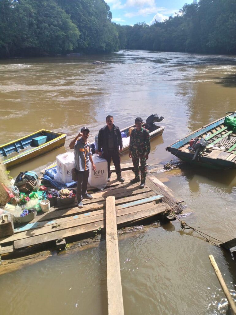 Terjang Derasnya Arus Sunggai Bihak, Babinsa Kodim 1203 Ketapang Kawal Pendistribusian Logistik Pilkada 2024