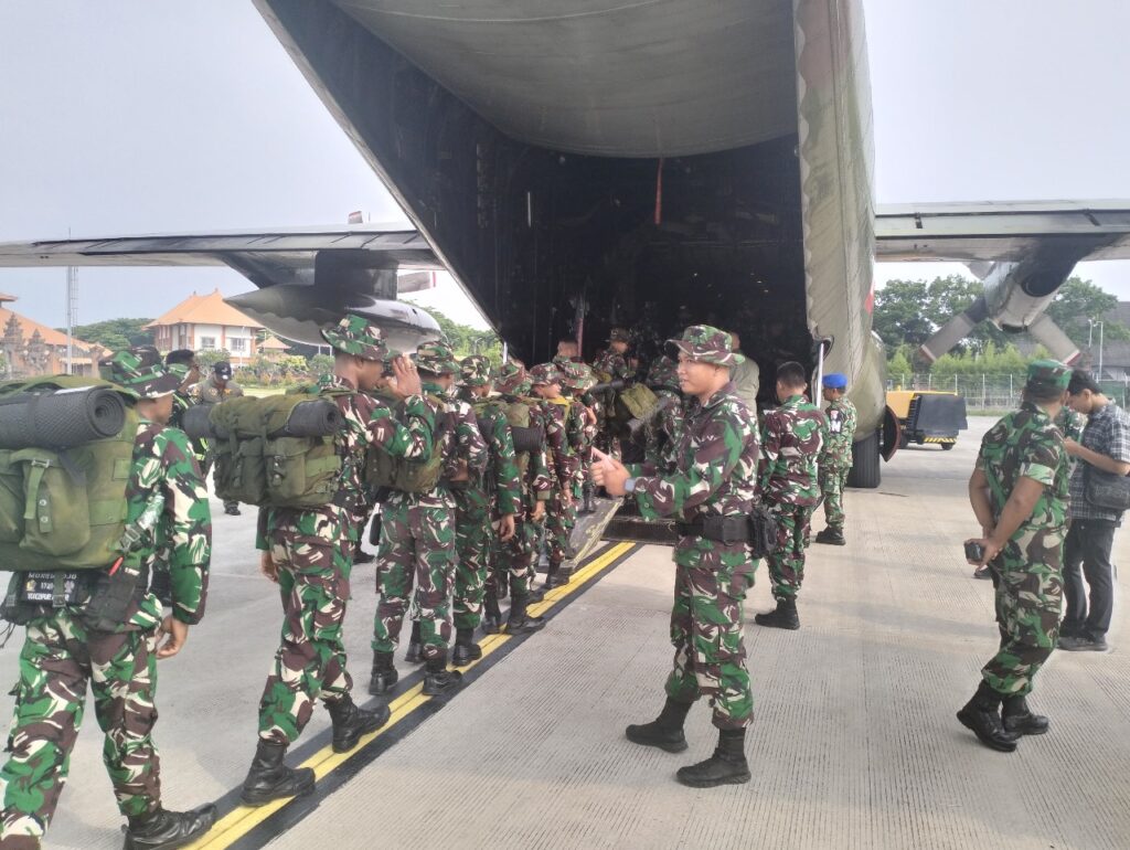 Kodam IX/Udy Kirim Prajuritnya Bangun Huntara di Flotim