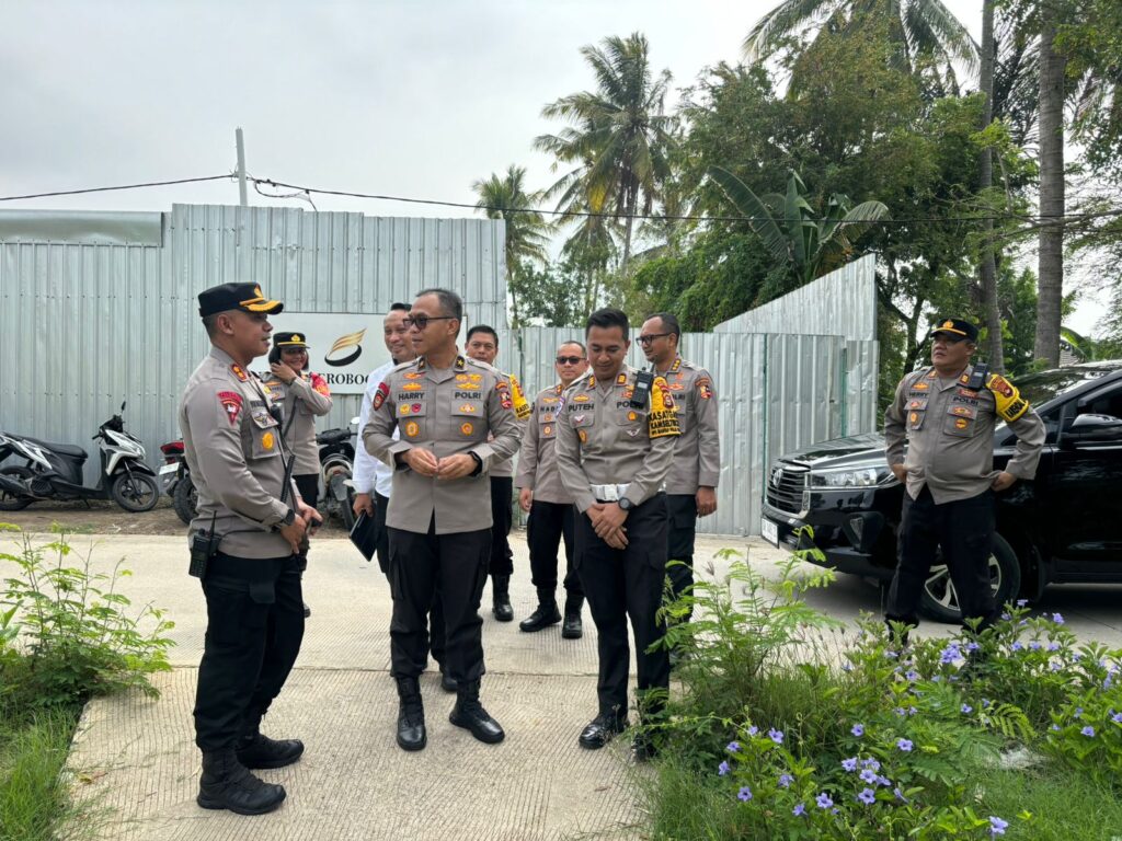 Pastikan Keamanan Pilkada, Kapolres Loteng Dampingi Tim Was Ops Mabes Polri Tinjau TPS.