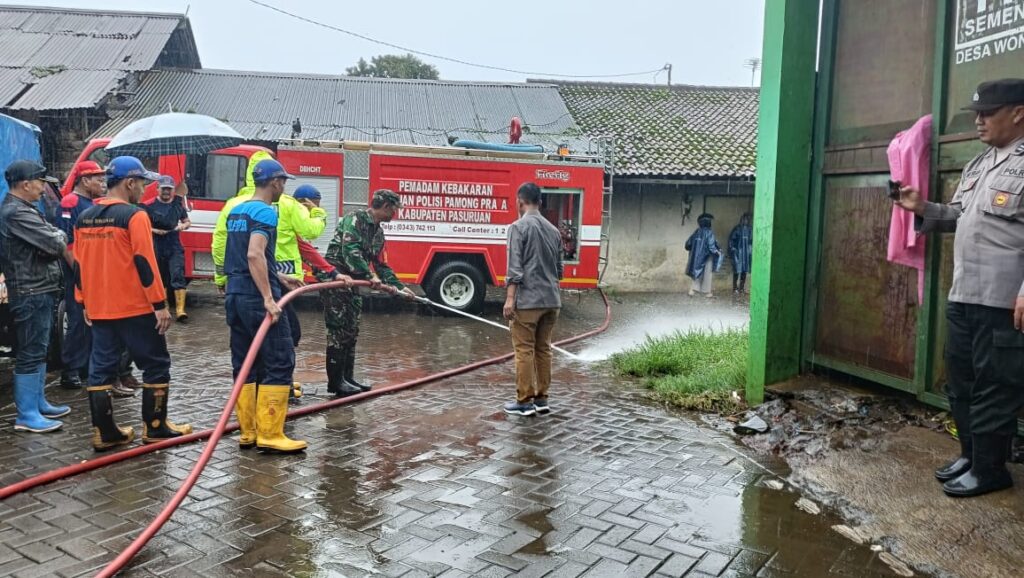 Ciptakan Suasana Harmonis Pasca Pilkada Serentak, Koramil 24 Tutur Bersinergi Bersihkan Jalan dan Selokan Bersama Polsek dan Warga di Pasar Nongko jajar