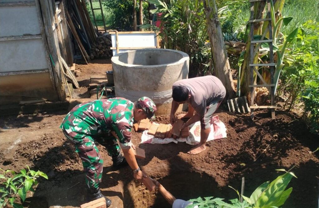 Ciptakan Lingkungan Sehat, Babinsa Kesamben Bantu Pembuatan Sarana MCK Warga