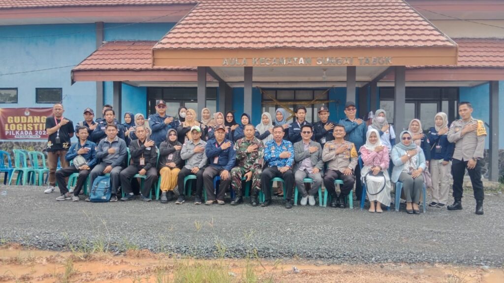 Rapat Pleno KPU Terbuka Rekapitulasi Hasil Pemungutan Suara Pilkada Tingkat Kecamatan Dikawal TNI dan Polri 