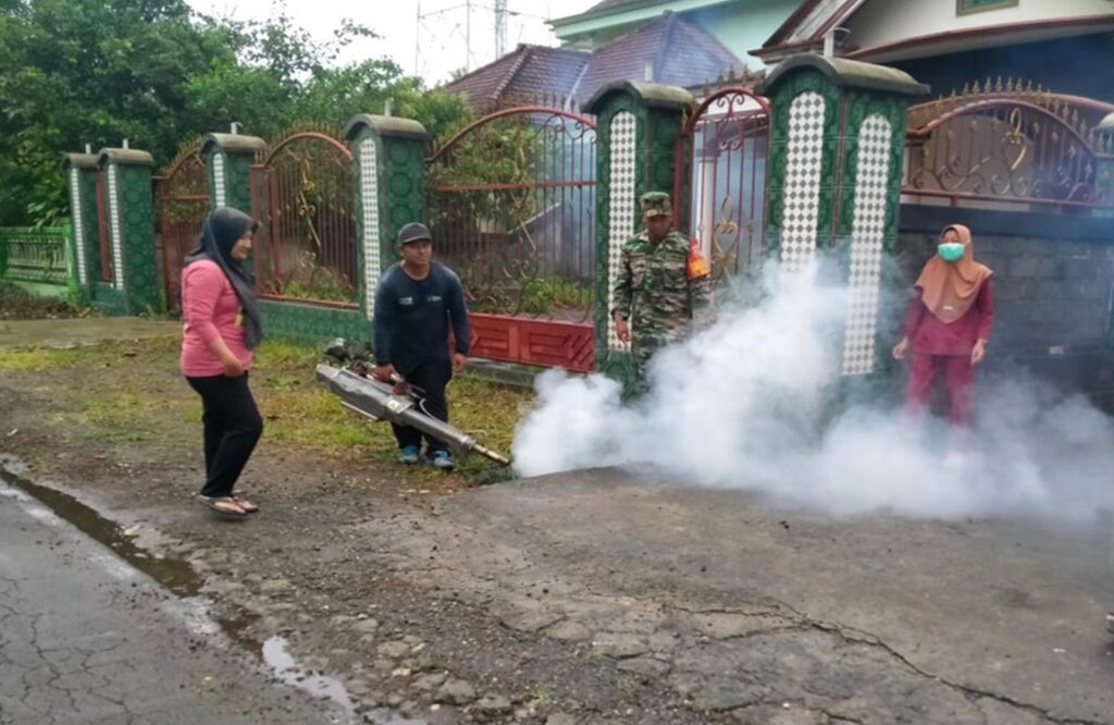 Cegah DBD Di Musim Penghujan, Babinsa Dan Petugas Puskesmas Panggungrejo Dampingi Fogging