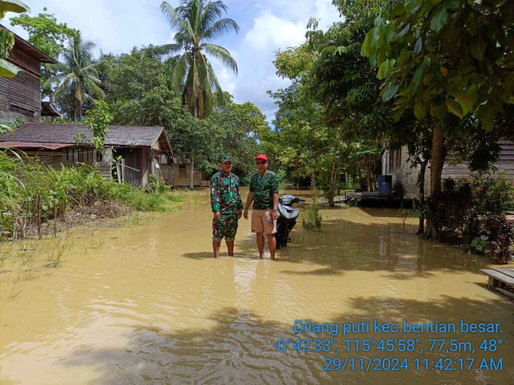 Babinsa Monitoring Banjir di Kampung Dilang Puti