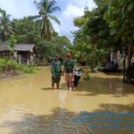 Babinsa Monitoring Banjir di Kampung Dilang Puti