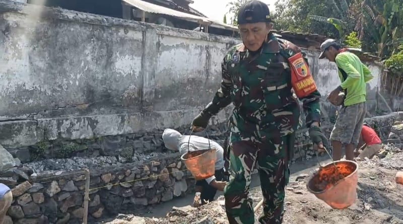 Peduli Lingkungan, Babinsa Bersama Warga Gotong Royong Bangun Saluran Air