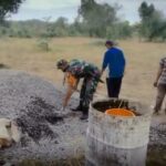 Semangat Pengabdian Babinsa Kepada Masyarakat dengan Terlibat dalam Pembangunan Infrastruktur di Desa