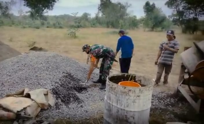 Semangat Pengabdian Babinsa Kepada Masyarakat dengan Terlibat dalam Pembangunan Infrastruktur di Desa