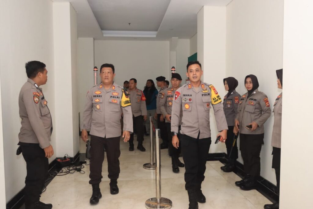 Polres Loteng Libatkan Ratusan Personel Amankan Pleno Tingkat Kabupaten Pilkada Serentak 2024.