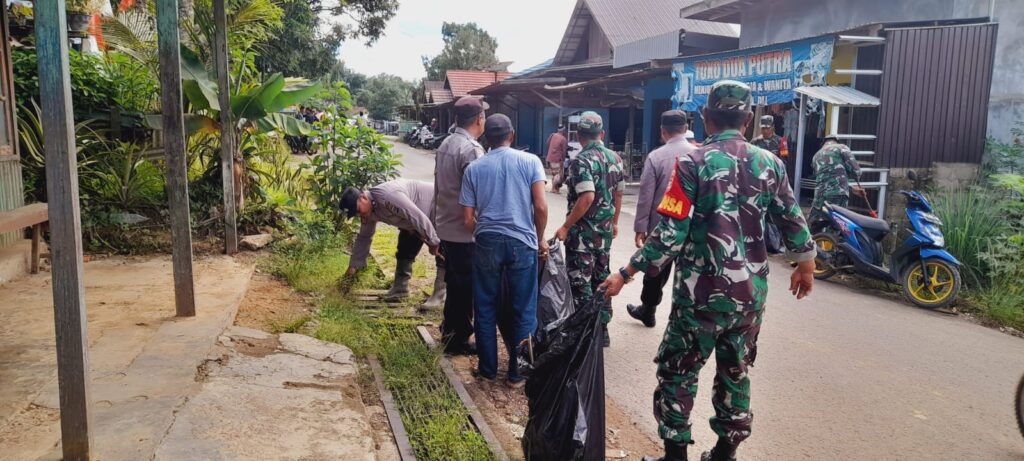 Antisiapsi Hujan,Banjir Dan Wabah Penyakit” Personil Koramil Aparat Gabungan Sungai Pinang Bersihkan Lingkungan dan Fasilitas Pasar 