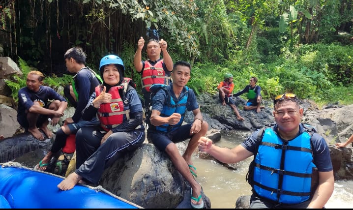 FMD Seru! Pegawai Lapas Selong Taklukkan Arus Deras Sungai Bangun Semangat Tim