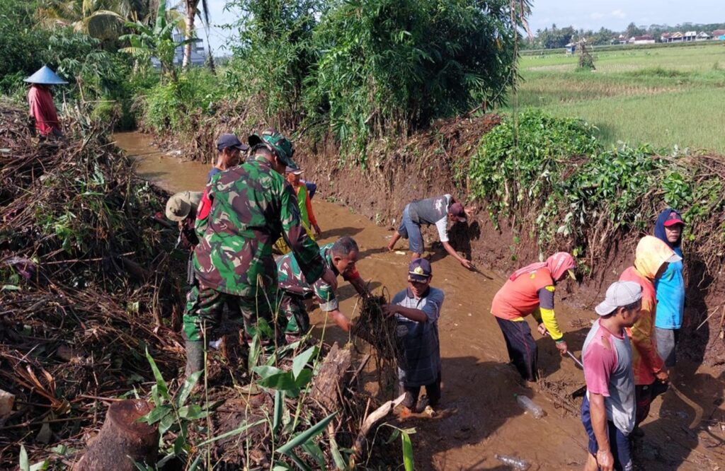 Babinsa Desa Pagergunung Bersama Warga, Gotong Royong Bersihkan Sungai Dukung Kelancaran Irigasi Persawahan