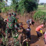 Babinsa Desa Pagergunung Bersama Warga, Gotong Royong Bersihkan Sungai Dukung Kelancaran Irigasi Persawahan