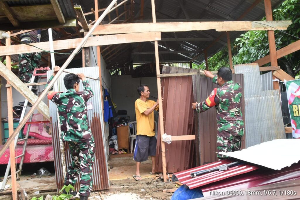 Kodim 1002/HST Bedah Rumah Warga Kurang Mampu dalam Rangka HUT Korem 101/Antasari