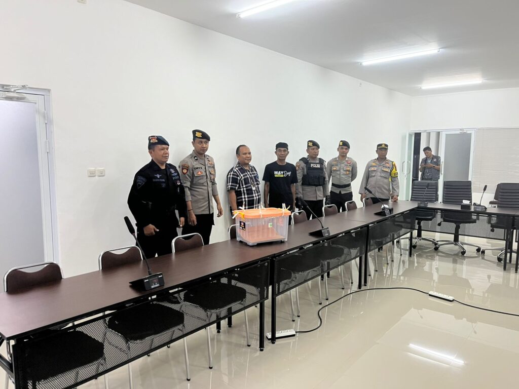 Polres Sumbawa Barat Lakukan Pengawalan Berita Acara dan Sertifikat Rekapitulasi Hasil Perhitungan Model D Kabupaten