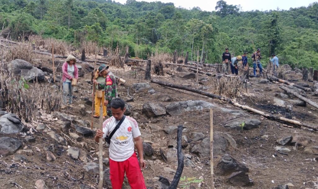 Babinsa Batang Alai Selatan dan Warga Atiran Jaga Kelestarian Lingkungan melalui Pertanian Berkelanjutan