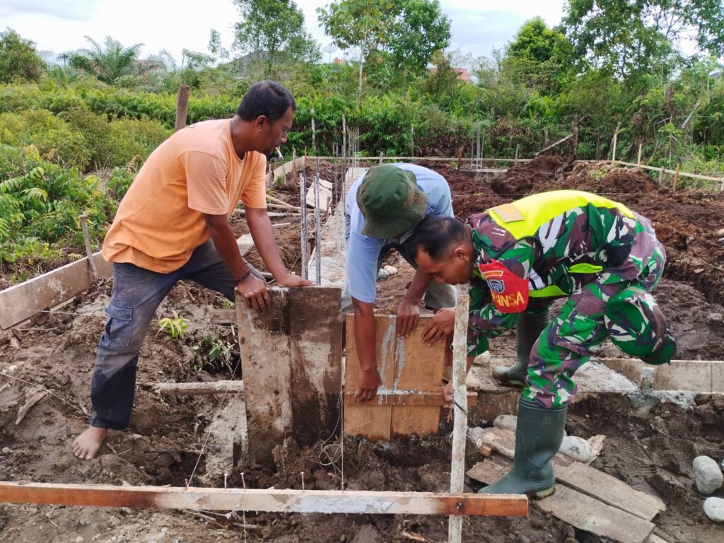 Wujud Kepedulian Babinsa Kepada Warga, Babinsa Koramil 03 Kaway XVI Bantu Buat Pondasi Rumah Warga