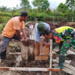 Wujud Kepedulian Babinsa Kepada Warga, Babinsa Koramil 03 Kaway XVI Bantu Buat Pondasi Rumah Warga