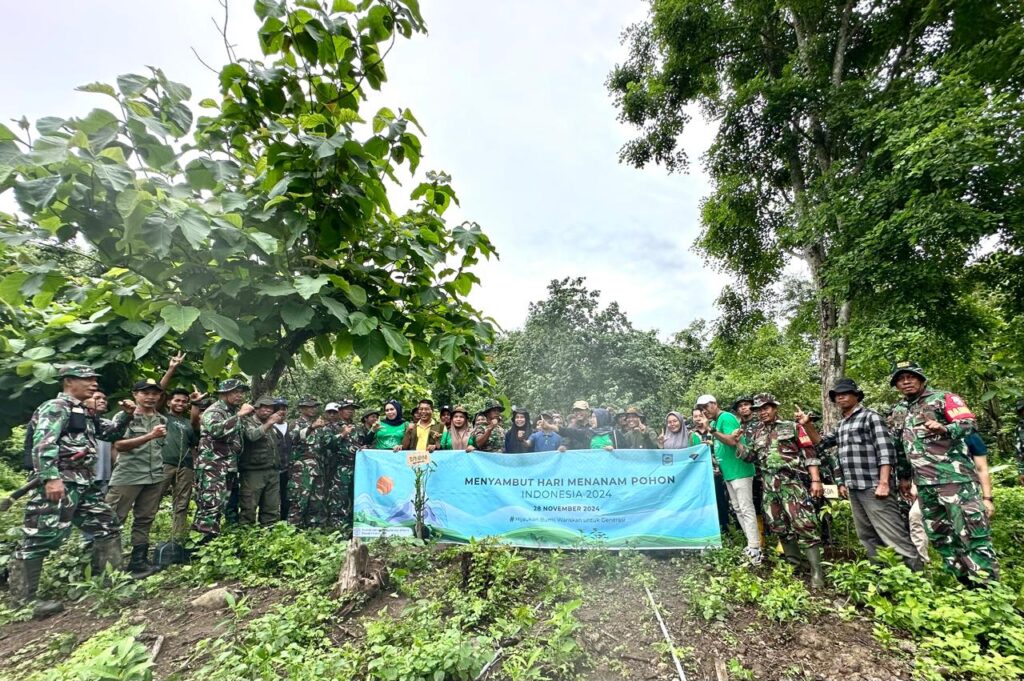 Dalam Rangka Hari Menanam Pohon Indonesia (HMPI), Anggota TNI Menanam Pohon