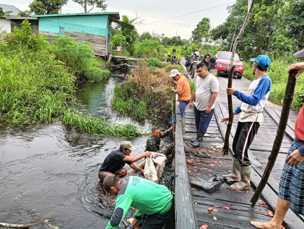 Peduli Lingkungan,Danramil 1015-04/Baamang Pimpin Pembersihan Sungai