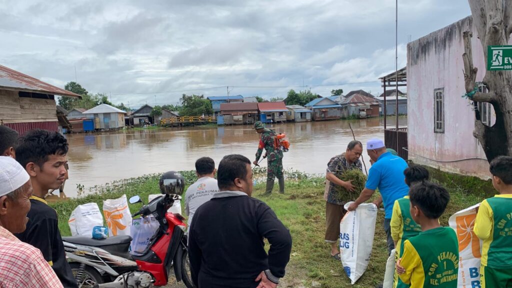 Program Pemerintah Bersih Sungai Dari Sampah ” Didukung TNI Jajaran Babinsa Kodim 1006/Banjar 